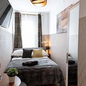 Clicktheflat Conrada Hostel